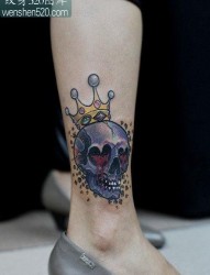 女生腿部好看的彩色骷髅与皇冠纹身图案