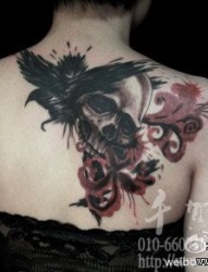 女生背部一张骷髅与彼岸花纹身图案