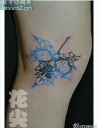 女生腿部超酷的枫叶骷髅纹身图案