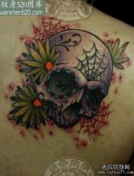 背部漂亮的彩色骷髅纹身图案