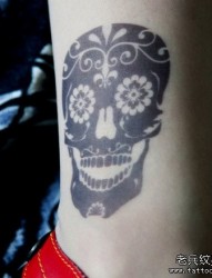 女孩子腿部漂亮的图腾骷髅纹身图案