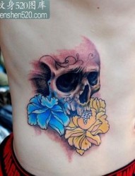 腰部花卉骷髅纹身图案