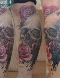 骷髅纹身图案：腿部彩色骷髅玫瑰纹身图案纹身图片