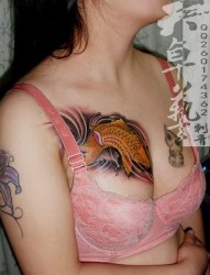 女性胸部上的猫和鱼刺青纹身图案