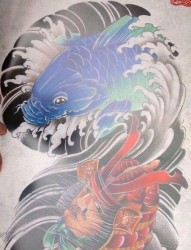 经典好看的半甲鲤鱼与武士纹身图片
