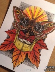 流行前卫的一张蝴蝶骷髅枫叶纹身图片
