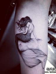 一张手臂美人鱼纹身图片
