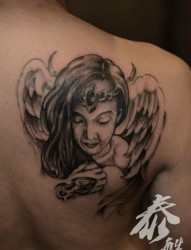男性肩背漂亮唯美的天使纹身图片