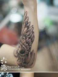 手臂前卫流行的天使纹身图片