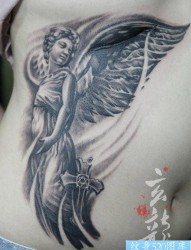 女人腹部前卫唯美的一张天使纹身图片