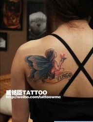 女人肩背前卫流行的精灵纹身图片