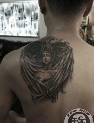 男性后背一张惆怅的天使纹身图片