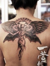 男性后背流行漂亮的天使纹身图片