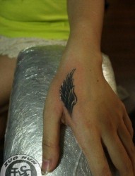 女人手部虎头小翅膀纹身图片