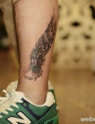 男性腿部经典的黑白机械翅膀纹身图片