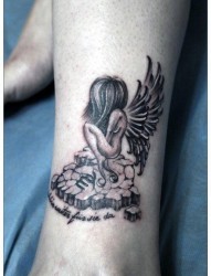 女人腿部前卫的一张小天使纹身图片