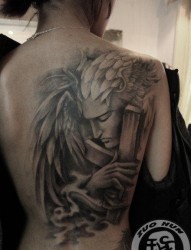 美女背部前卫流行的天使翅膀纹身图片