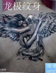 男生后背很酷前卫的天使纹身图片