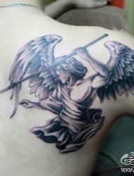 男性肩背一张黑白欧美天使纹身图片