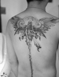 男生后背经典前卫的天使翅膀纹身图片