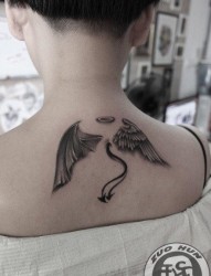 女人背部流行的一半天使一般恶魔翅膀纹身图片