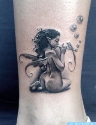 女人腿部性感流行的小精灵纹身图片