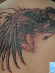男生背部经典的天使纹身图片
