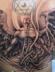 背部一张长天使与恶魔的守护天使纹身图片