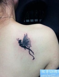 女人肩背一张小精灵纹身