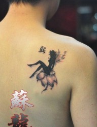 男性肩背流行性感的精灵纹身图片