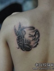 男性肩背一张小精灵纹身