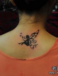 女孩颈部可爱的图腾蝴蝶精灵纹身图片