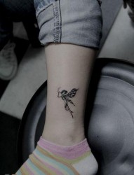 一张女孩子腿部图腾精灵纹身图片