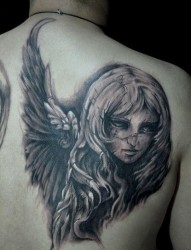背部经典流行的天使翅膀纹身图片