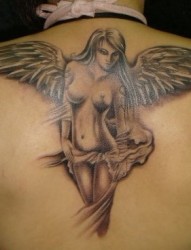 背部一张漂亮的美女天使纹身图片