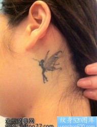 美女颈部可爱小巧的精灵纹身图片