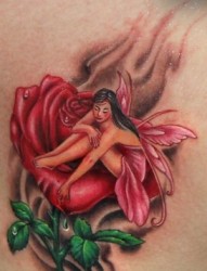 胸部彩色精灵玫瑰纹身图