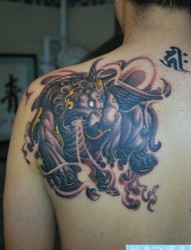 男生肩背超酷的神兽貔貅纹身图片
