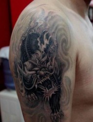 手臂一张黑灰麒麟纹身图片