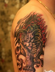 男生手臂经典的彩色麒麟纹身图片