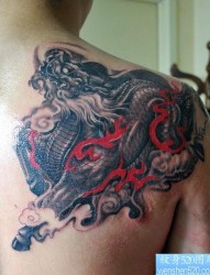 男生喜欢的肩背帅气的神兽麒麟纹身图片