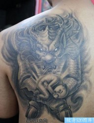 一张帅气的背部麒麟送子纹身图片