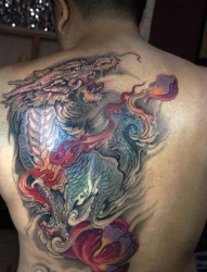 一张霸气的背部麒麟纹身图片