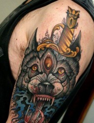 大臂上一张霸气的欧美狼头纹身图片