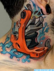 脖子上一张漂亮的纹身机纹身作品