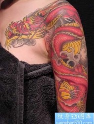 一张美女手臂彩色披肩龙纹身图片纹身图案