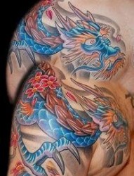 一张彩色披肩龙樱花纹身图片纹身图案
