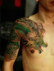 一张超酷的男生的欧美披肩龙纹身图片