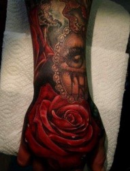 一张手背上的一张红色玫瑰花纹身图片
