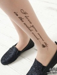 小腿英文字母纹身